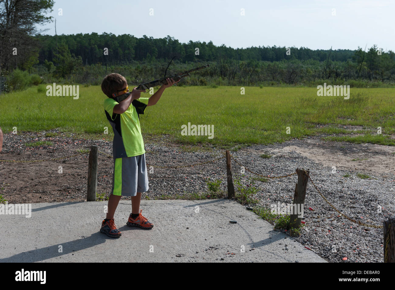 Kleiner Junge schießen Skeet auf die Ocala National Forest Public Shooting Range auf der State Road 40 in Ocala, Florida USA Stockfoto