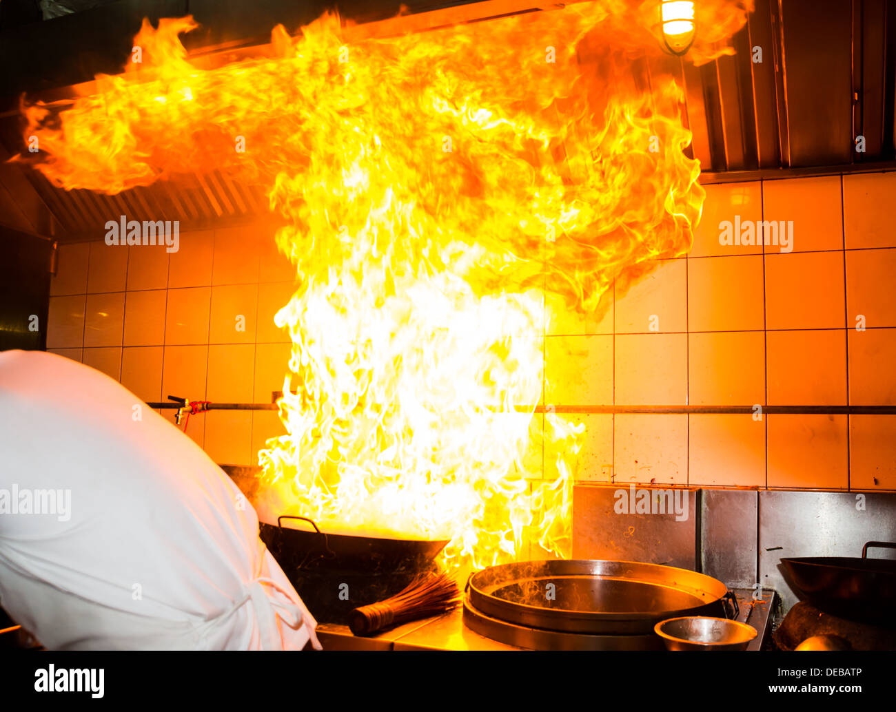 Feuer Gas brennen ist auf eisernen Pfanne rühren Feuer sehr heiß kochen  Stockfotografie - Alamy