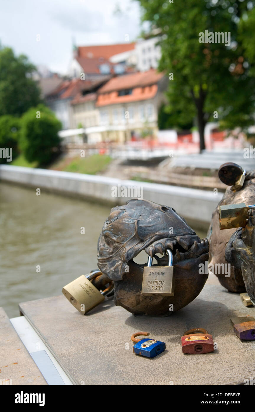 Metzgerei Brücke Schlachterbrücke-Metzgerei Brücke Skulptur Kunst Kunstwerk Frosch Fisch Schloss Schlösser Vorhängeschloss Vorhängeschlösser groteske Fisch f Stockfoto