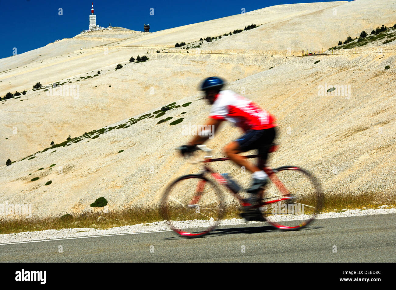 Radfahrer auf dem unteren Hügel Rennen vom Mont Ventoux, Peak in den Rücken, Provence, Frankreich Stockfoto