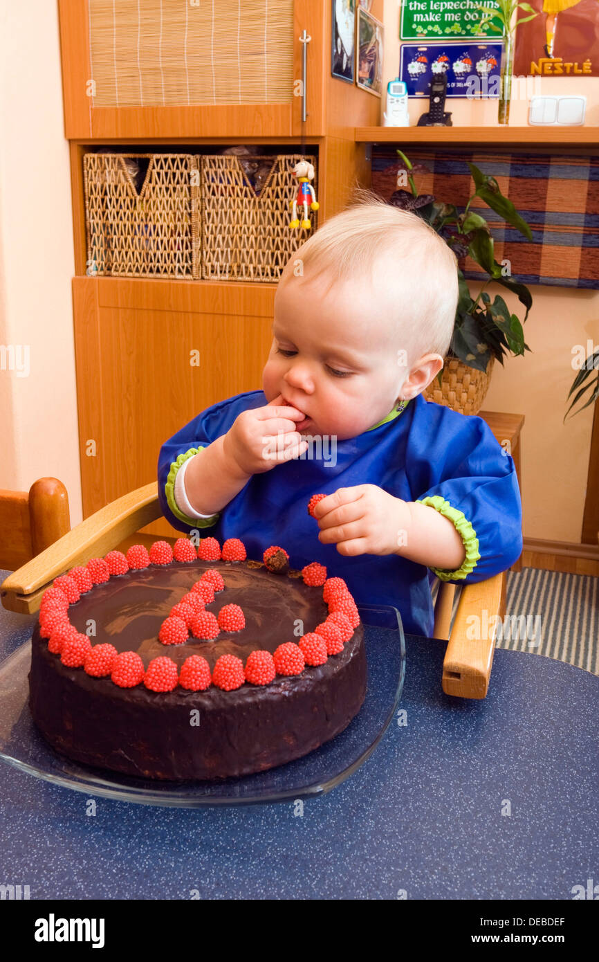 Baby, 1 Jahr, mit Geburtstagstorte Stockfoto