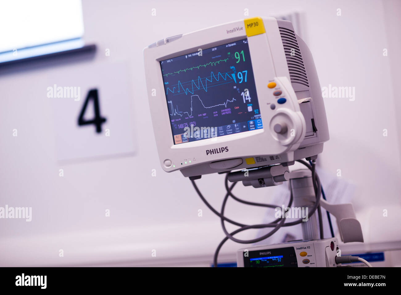 ECG Herz medizinische Überwachungsgeräte in der Notaufnahme Abteilung des staatlichen Gesundheitsdienstes NHS Krankenhaus UK Stockfoto