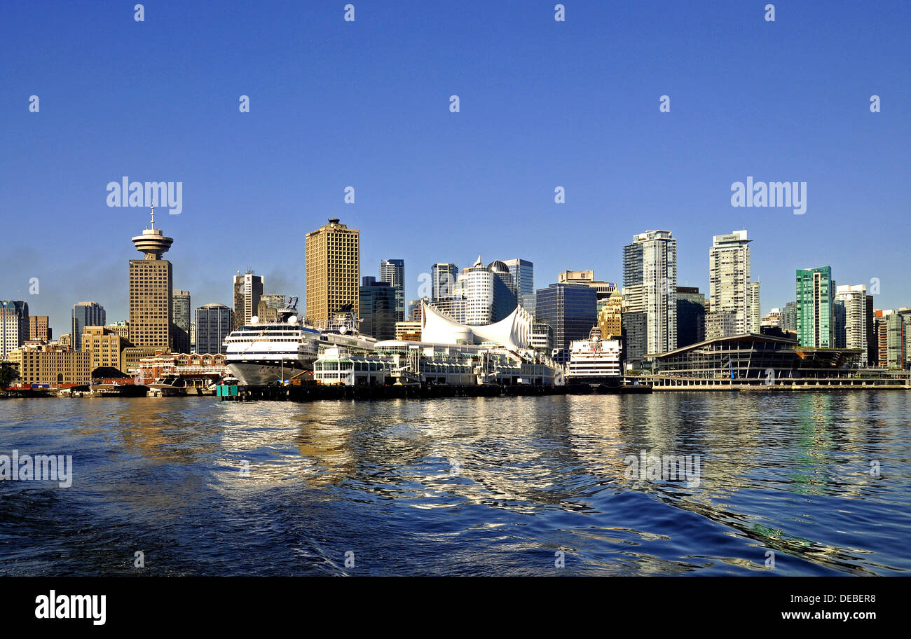 Downtown Vancouver und Canada Place aus dem Seabus gesehen Stockfoto