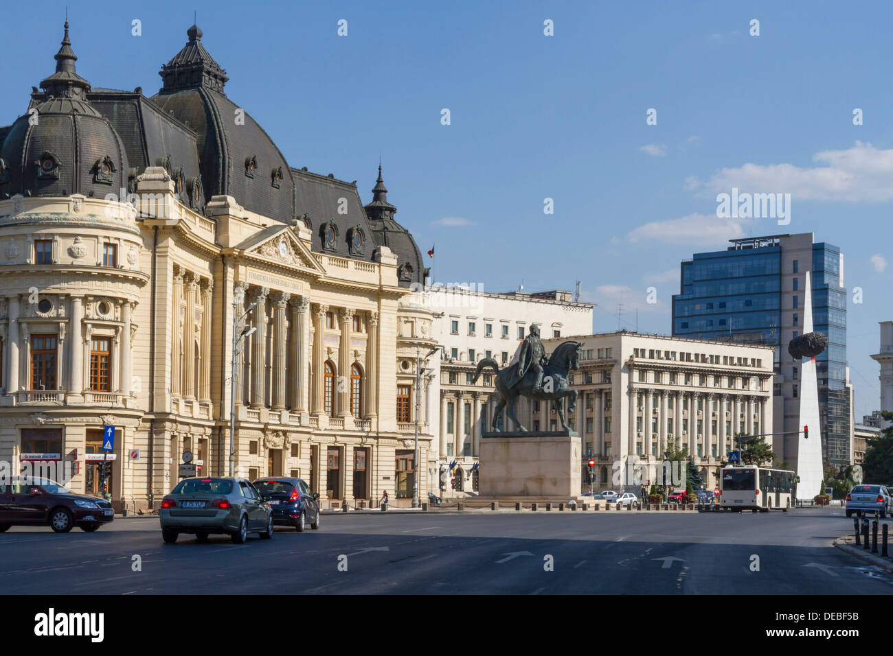 Rumänien Bukarest, Calea Victoriei mit Universitätsbibliothek & Altbau der kommunistischen Partei Stockfoto
