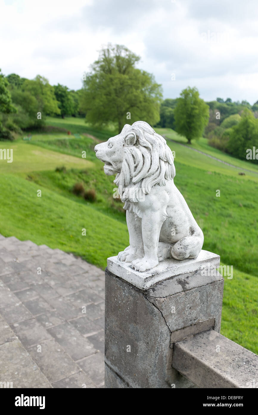 Löwenstatue inmitten von Shrigley Hall Hotel, Golf und Country Club, Pott Shrigley, Macclesfield, Cheshire Stockfoto