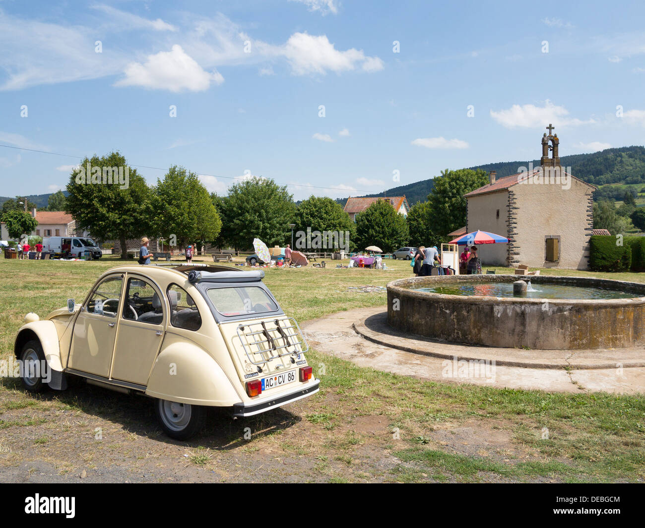 Citroen 2CV parkten auf einem Flohmarkt in das Dorf Laniac, Siaugues-Ste-Marie, Haute-Loire, Auvergne, Frankreich Stockfoto