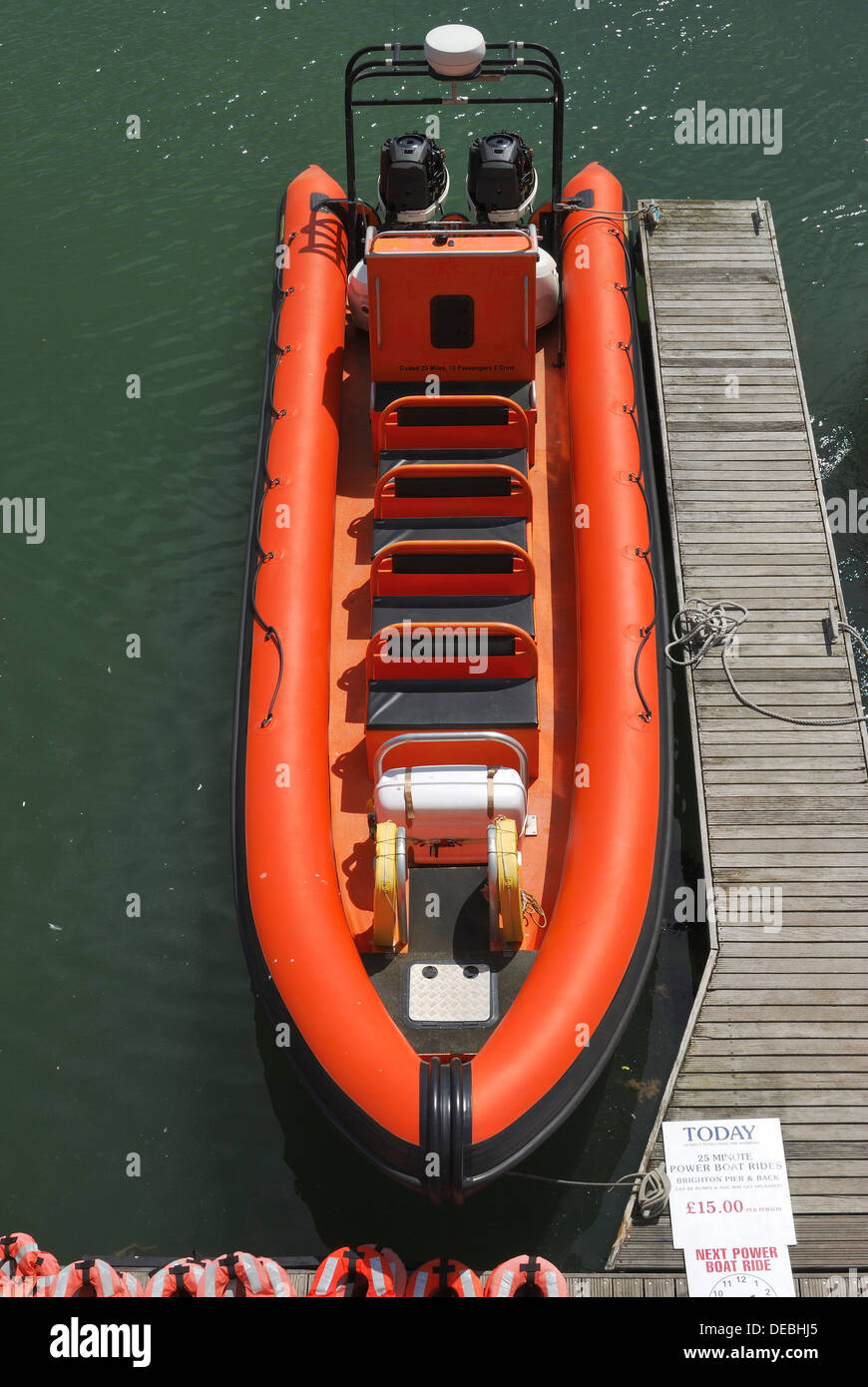 Orange farbigen starre aufblasbares Boot (Rippe) für Reise rund um die Bucht Passagiere. Brighton Marina. East Sussex. England Stockfoto