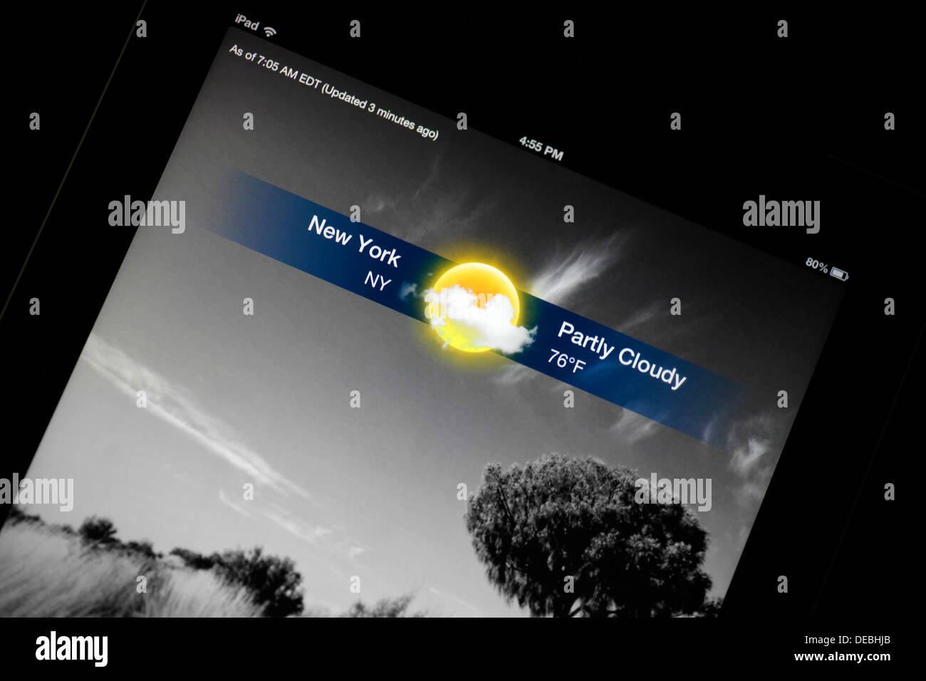 Apple iPad Anzeigen von The Weather Channel App Stockfoto