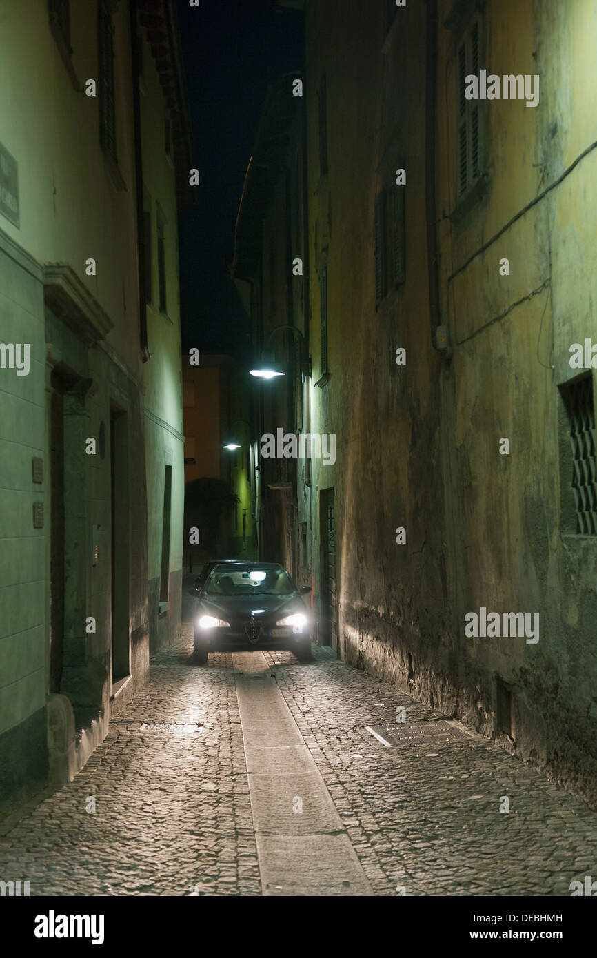 Tirano, Italien, ein Auto fährt in der Nacht durch eine Gasse Stockfoto