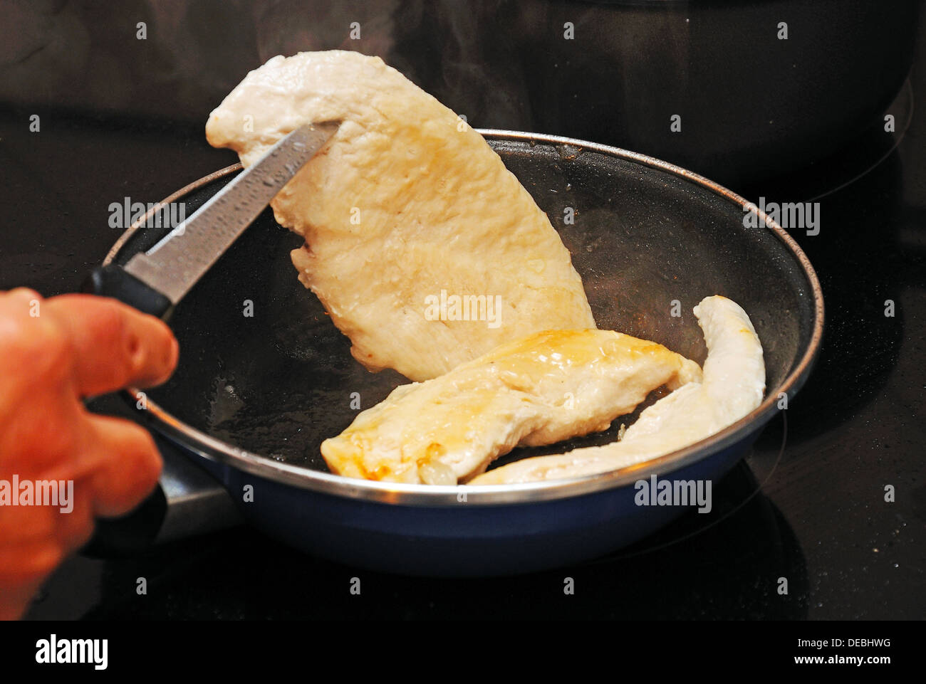 Zum Anbraten Hähnchenfilets. Stockfoto