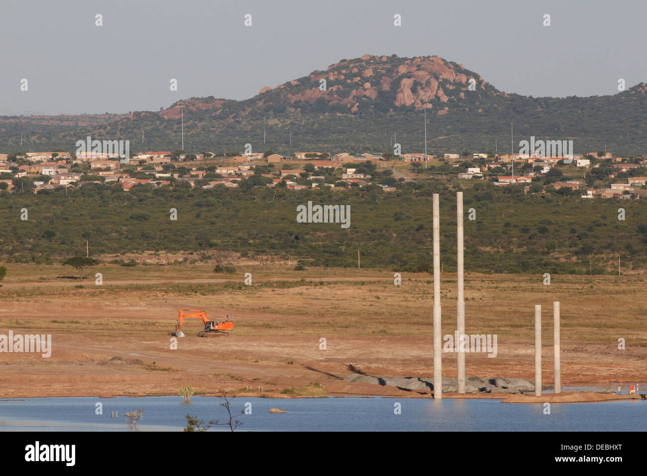 Bergematerial Damm am Potgietersrus Platinum Mine mit Dorf im Hintergrund, Limpopo, Südafrika, Stockfoto