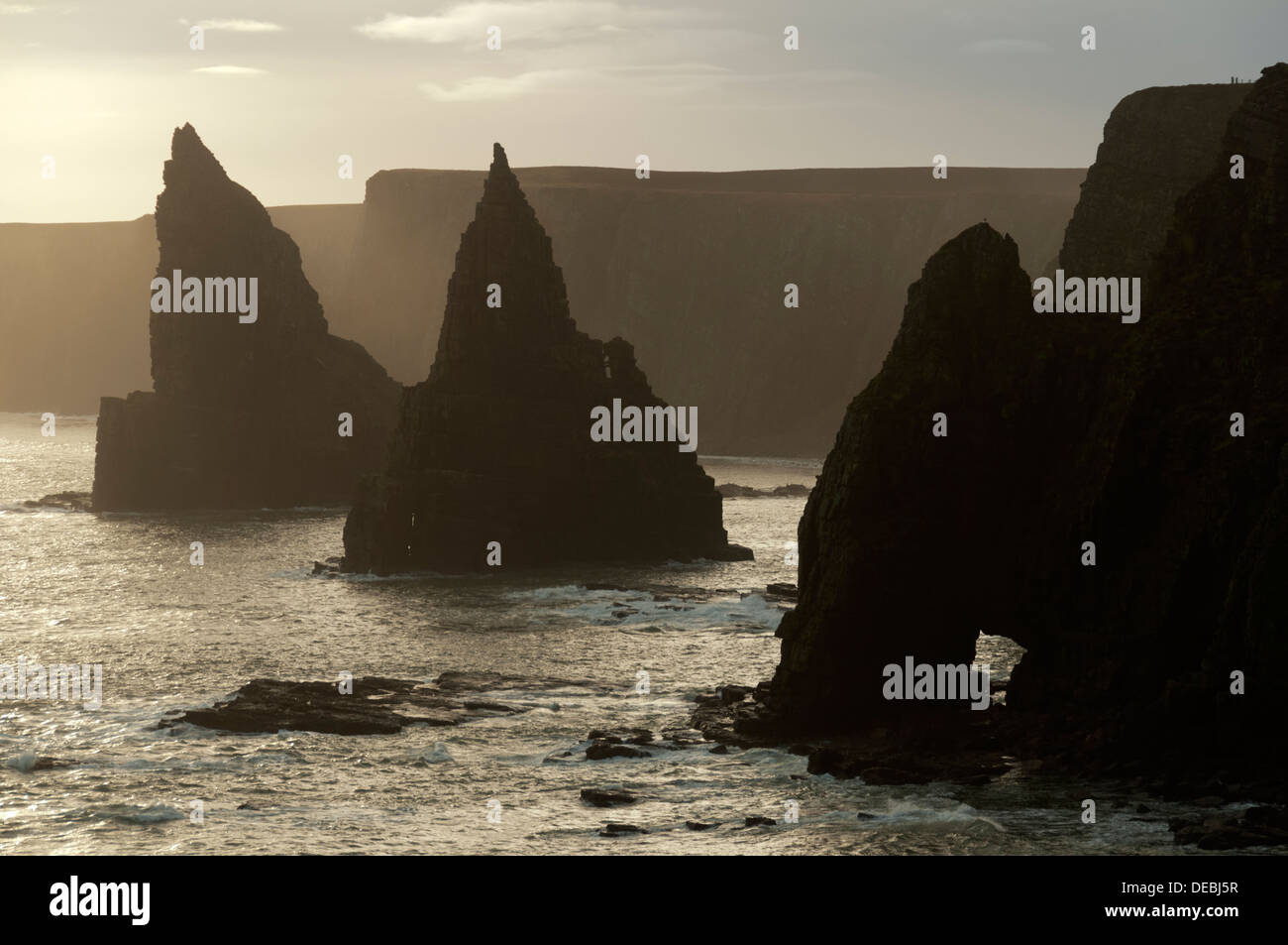 Die Duncansby Stacks und die Thirle Tür Rock arch, Duncansby Head, Caithness, Schottland Stockfoto