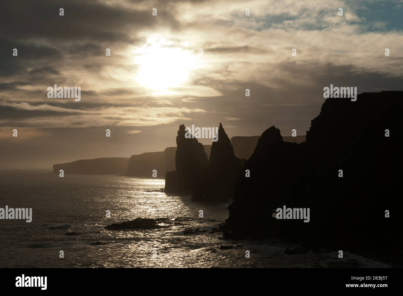 Die Duncansby Stacks und die Thirle Tür Rock arch, Duncansby Head, Caithness, Schottland Stockfoto