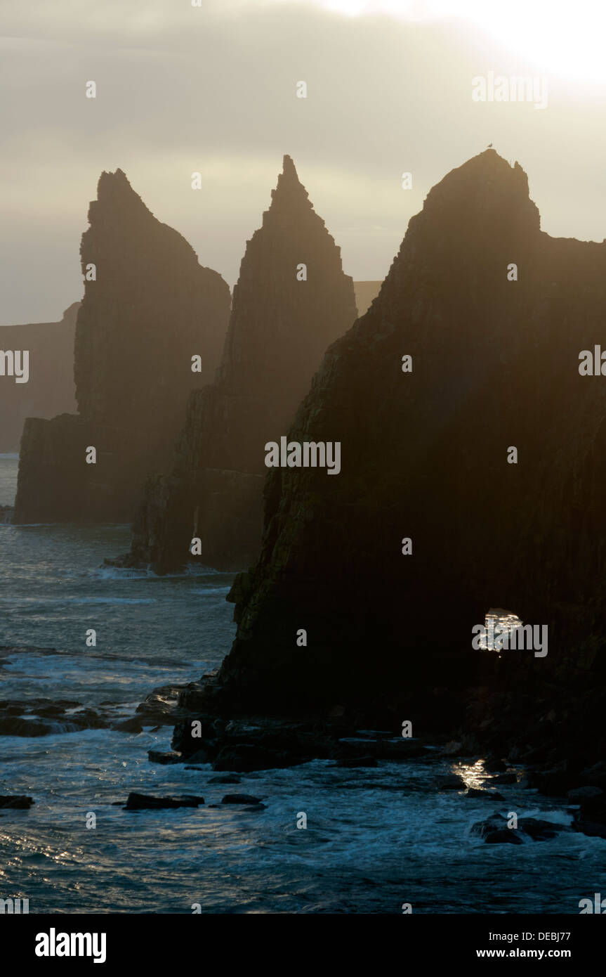 Die Duncansby Stacks und die Thirle Tür Rock arch, Duncansby Head, Caithness, Schottland Stockfoto
