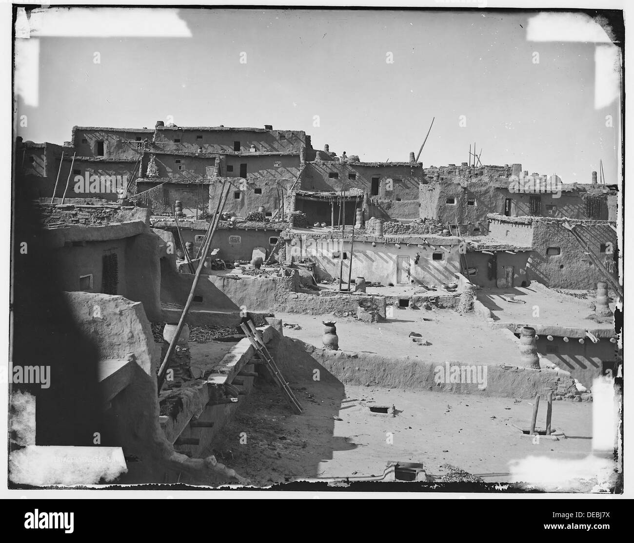 Reihenhäuser in Zuni, New Mexico, spiegeln den traditionellen südwestlichen Architekturstil wider und zeigen lehmbauten und das kulturelle Erbe der Zuni. Stockfoto