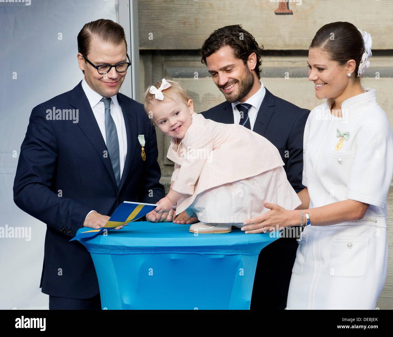 Stockholm, Schweden. 15. September 2013. Crownprincess Victoria, Prinz Daniel, Prinz Carl Philip und Prinzessin Estelle besuchen die Eröffnung der Tanz-Feier der Stadt Stockholm im Zusammenhang mit König Carl Gustaf 40-jähriges Jubiläum auf dem Innenhof des königlichen Palastes in Stockholm, Schweden, 15. September 2013. Foto: Dpa/Patrick van Katwijk/Alamy Live News Stockfoto