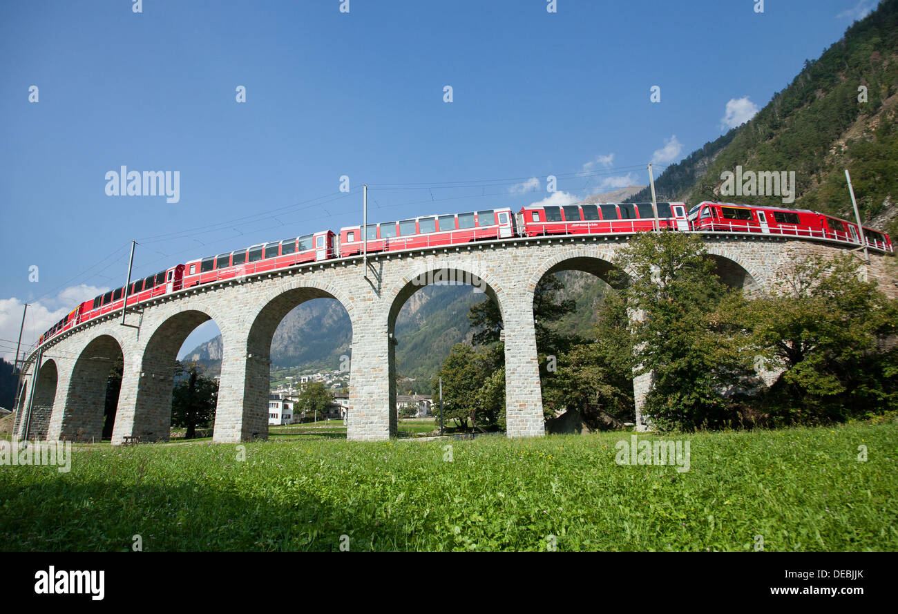 Brusio, Schweiz, Bernina-Express auf der kreisförmigen Überführung der Rhätischen Bahn Stockfoto