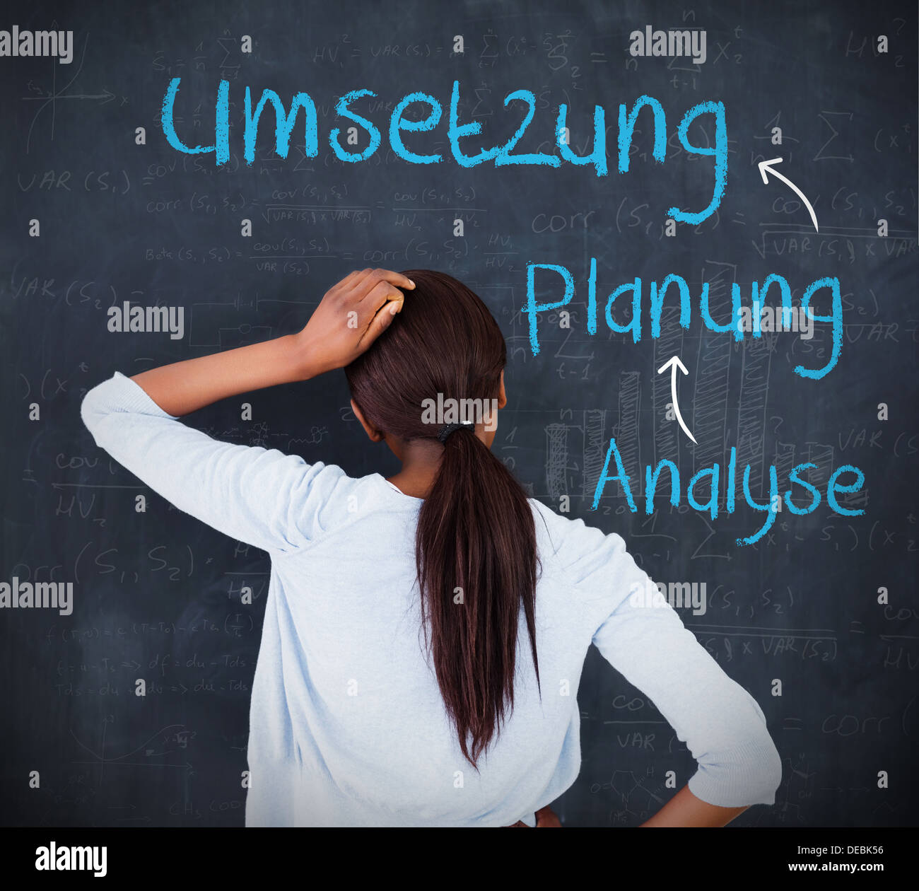 Frau betrachten eine Tafel mit Erfolg Begriffe in deutscher Sprache Stockfoto