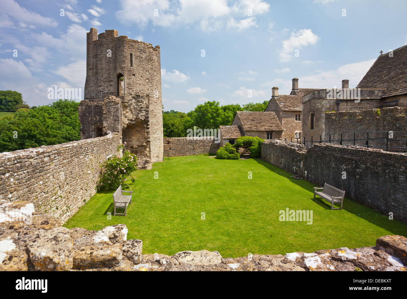 Die Süd-Ost-Turm und im gefüllten Graben bei Farleigh Hungerford Castle, nr Bath, Somerset, England, UK Stockfoto