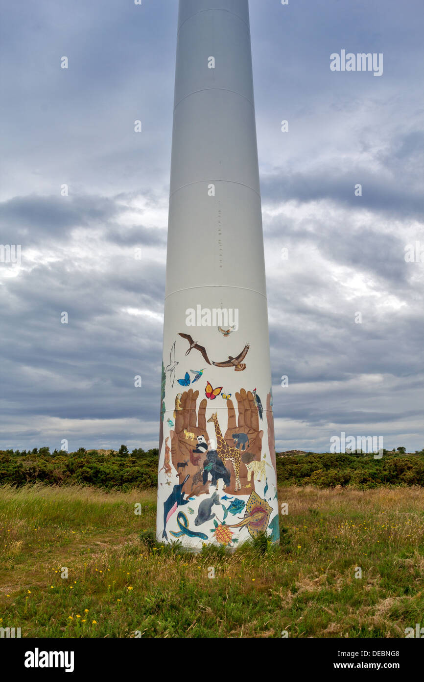 BILDER DER NATUR GEMALT AUF DER BASIS VON EINEM WIND TURBINE FINDHORN FOUNDATION ÖKODORF MORAY SCHOTTLAND Stockfoto