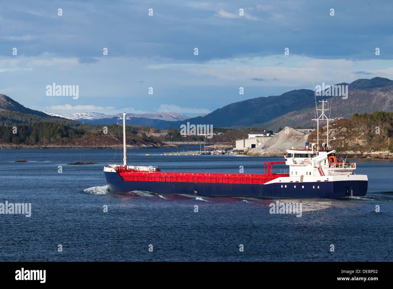 Blaue und rote Stückgut-Schiff segelt auf norwegischer fjord Stockfoto