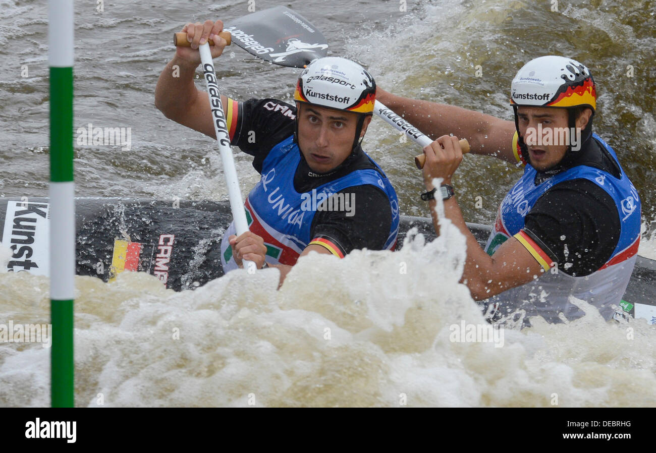 Prag, Tschechische Republik. 15. September 2013. Deutschlands Kai Müller und Kevin Müller konkurrieren im Finale der Herren C2-Kanu-Slalom auf der Welt Weltmeisterschafften in Prag, Sonntag, 15. September 2013. © Michal Krumphanzl/CTK Foto/Alamy Live-Nachrichten Stockfoto