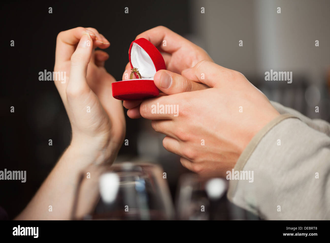 Hautnah am Ring während Heiratsantrag Stockfoto