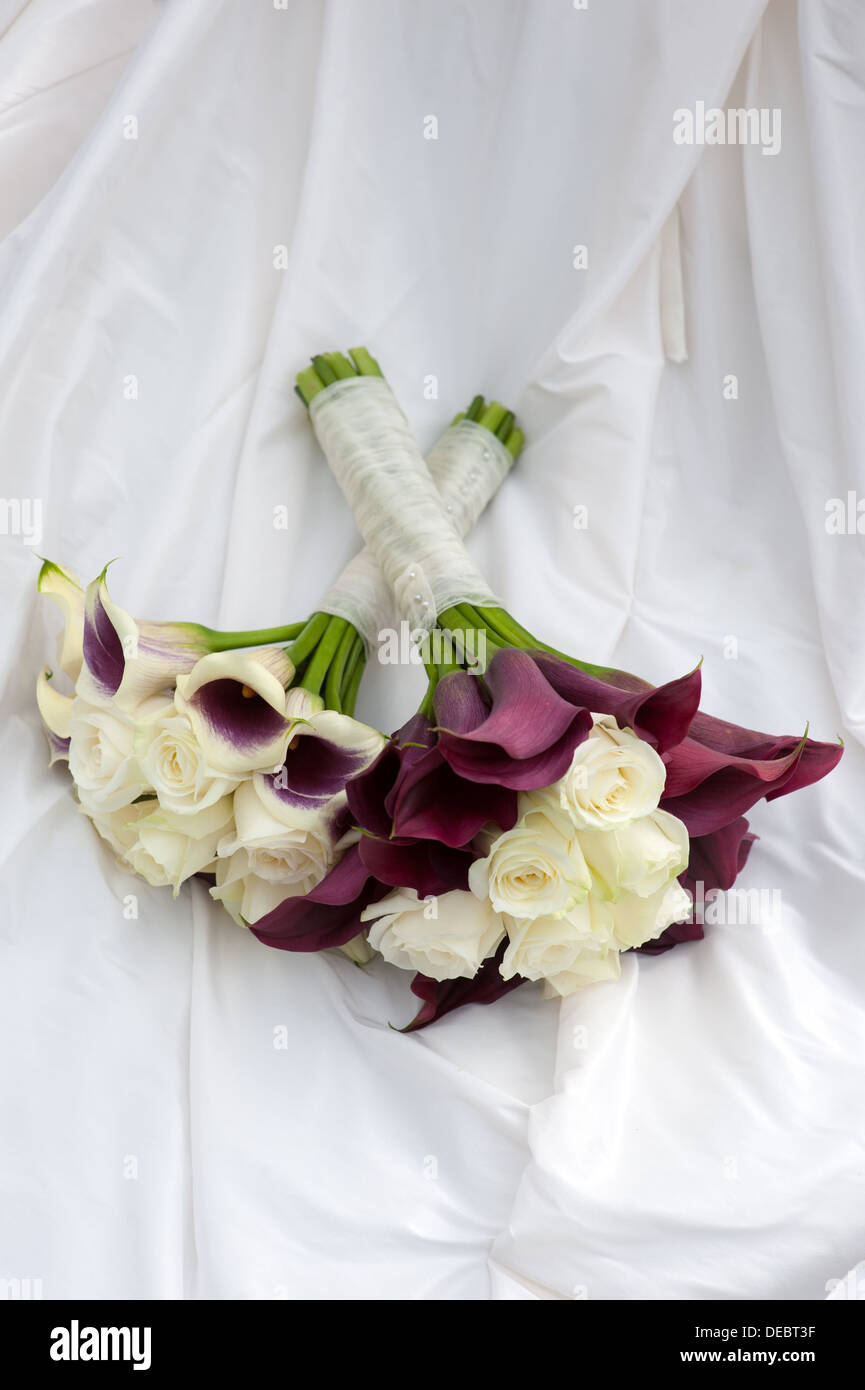 Hochzeit Blumen lila und weißen Calla-Lilien und Rosen der Braut und  Brautjungfer Stockfotografie - Alamy