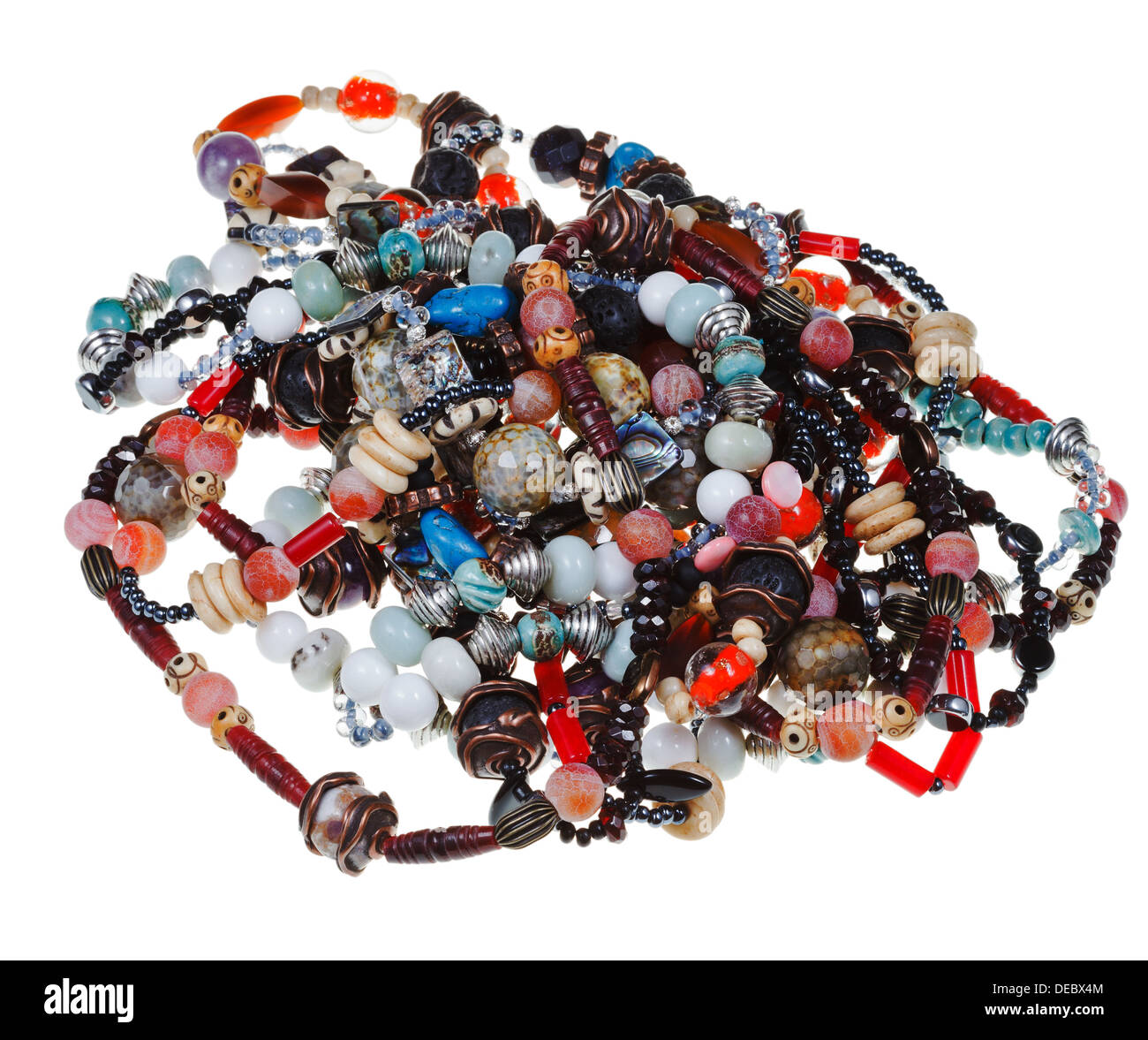 Haufen von Wirren natürlichen Steinen Halsketten isoliert auf weißem Hintergrund Stockfoto