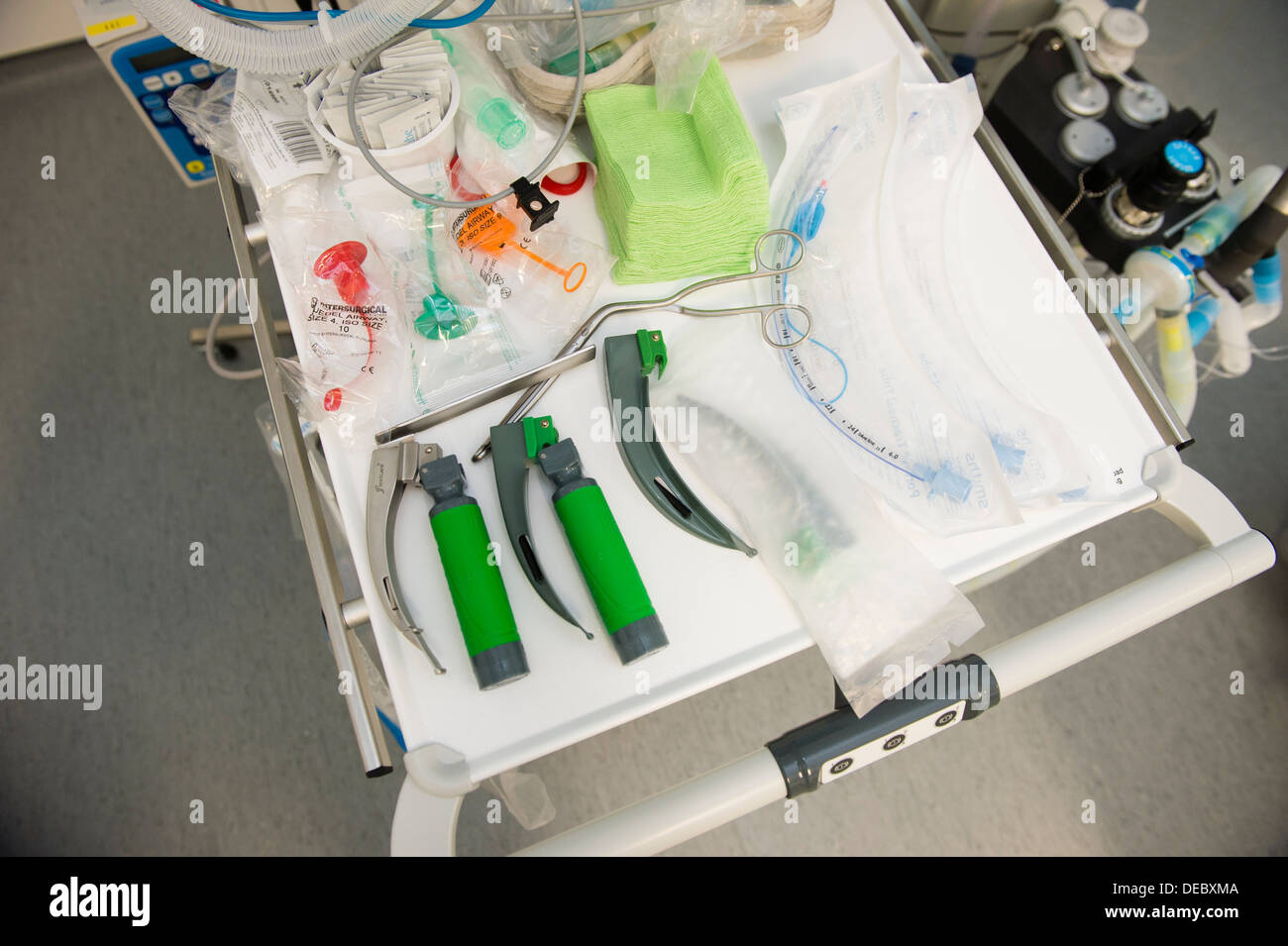 Medizinischer Ausrüstung angelegt in der Notaufnahme Abteilung eines nationalen Gesundheitsdienst NHS Krankenhaus., Wales UK Stockfoto