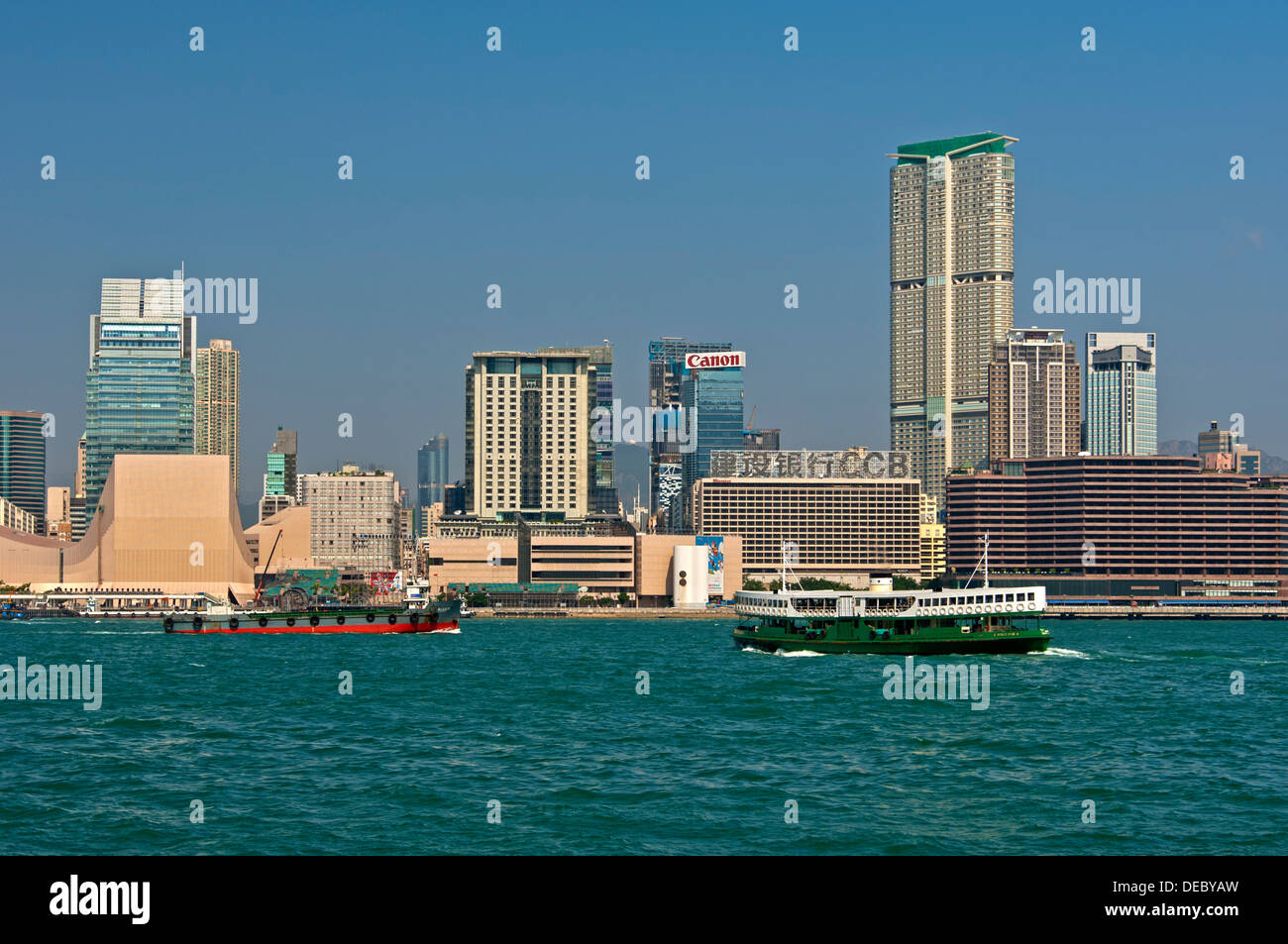 Victoria Harbour und Hochhäuser im Stadtteil Tsim Sha Tsui, von Hong Kong Island, Kowloon, Hong Kong, Hong Kong, China Stockfoto