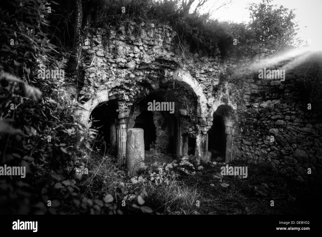 Italien. Frühe mittelalterliche verlassenen Felsenkirche Stockfoto