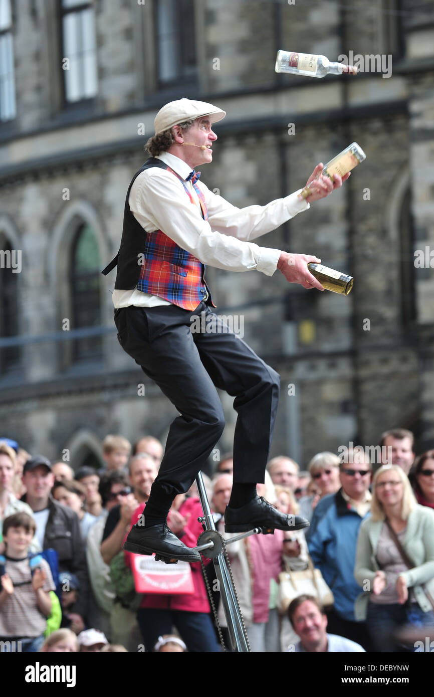 Bremen, Deutschland, Lee Hayes Jongleur jongliert, auf einem Einrad fahren auf der internationalen Straße Circus Festival 2013 Stockfoto