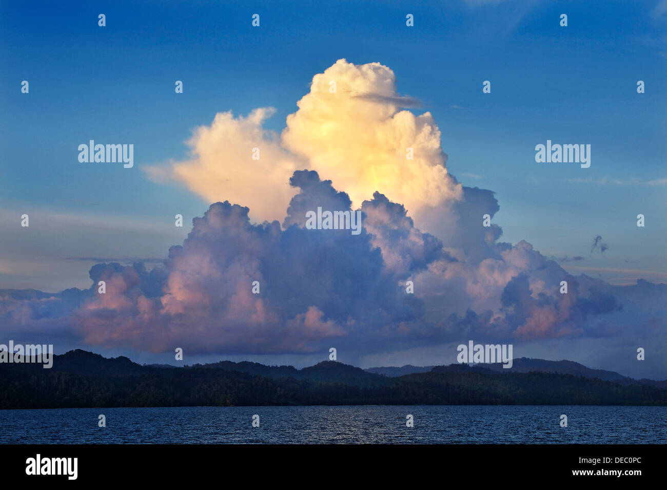 Cumulus-Wolken, Raja Ampat, West-Papua, Indonesien Stockfoto