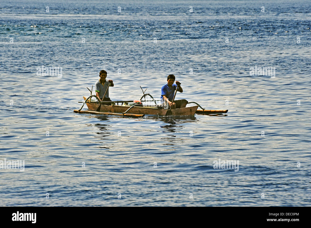 Zwei Männer in einem Auslegerboot, Arborek, Raja Ampat, West-Papua, Indonesien Stockfoto