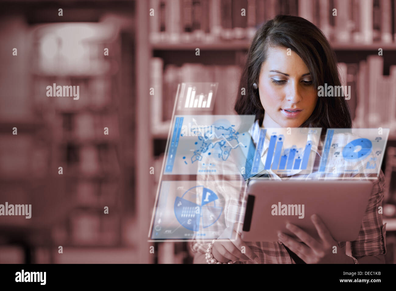 Süße Studentin arbeitet an ihrem futuristischen tablet Stockfoto