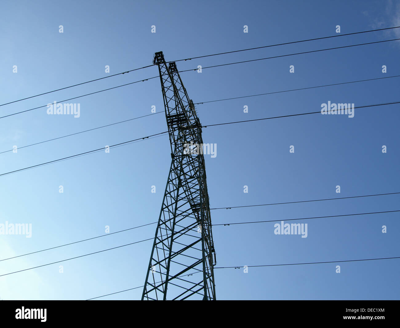 Strom-Mast mit Linie Stockfoto