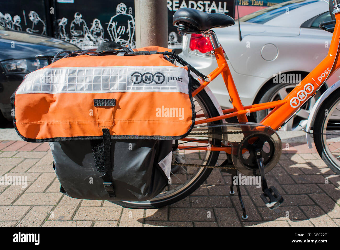 London, UK. 16. September 2013. Die Royal Mail-Flotation droht ebenso wie TNT Studien eine eigene Tür zu Tür service im Süden von London. Dies hat dazu geführt, das Erscheinungsbild der Briefträger mit markanten orangefarbenen Fahrräder der Marke TNT.  London, UK, 16. September 2013. Bildnachweis: Guy Bell/Alamy Live-Nachrichten Stockfoto