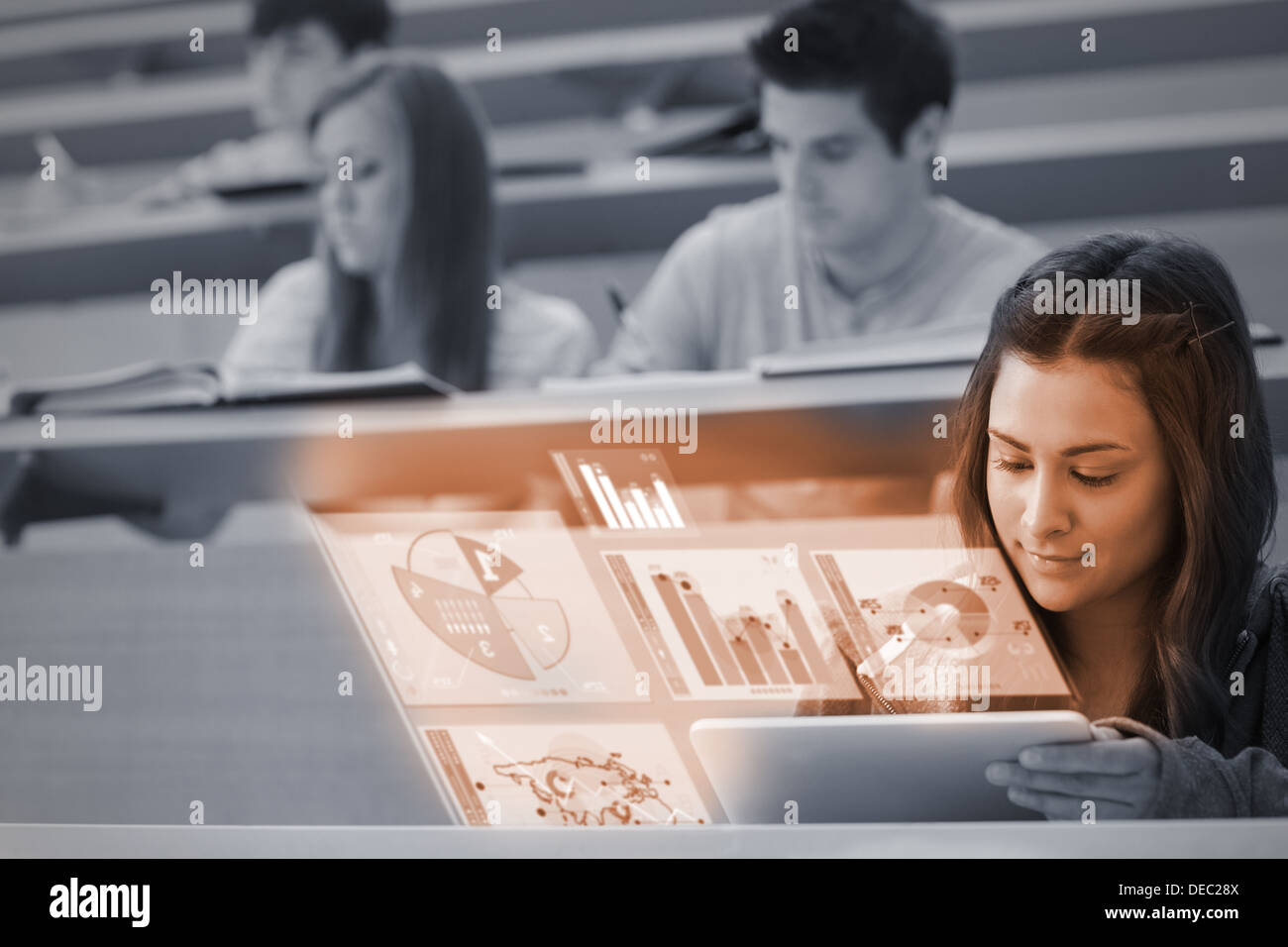 Süße Studentin an der Universität arbeiten an ihrem digital-Tablette Stockfoto