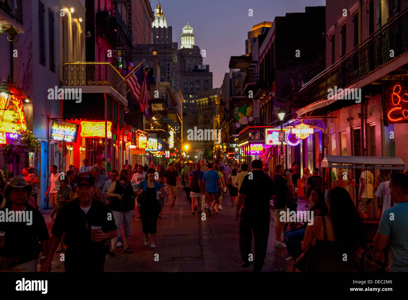 New Orleans Nachtleben – Bourbon Street. Stockfoto