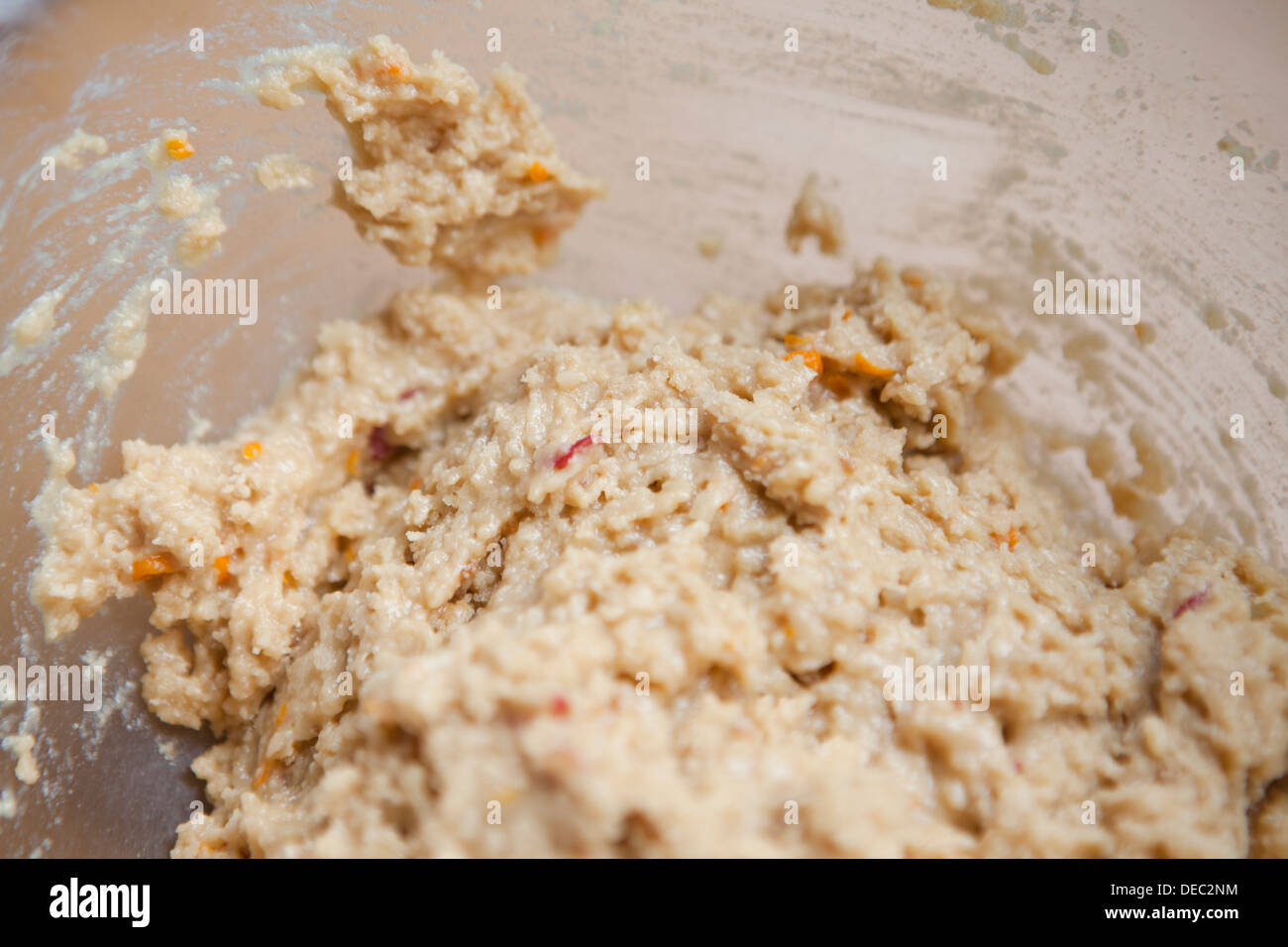 Teig in einer Schüssel zu einem Blackberry und Apple Laib gemacht werden. Stockfoto