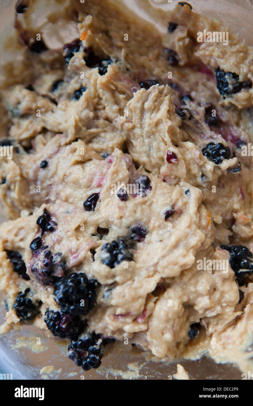 Brombeeren hinzugefügt, um den Kuchenteig, ein Blackberry und Apple Brot zu machen. Stockfoto