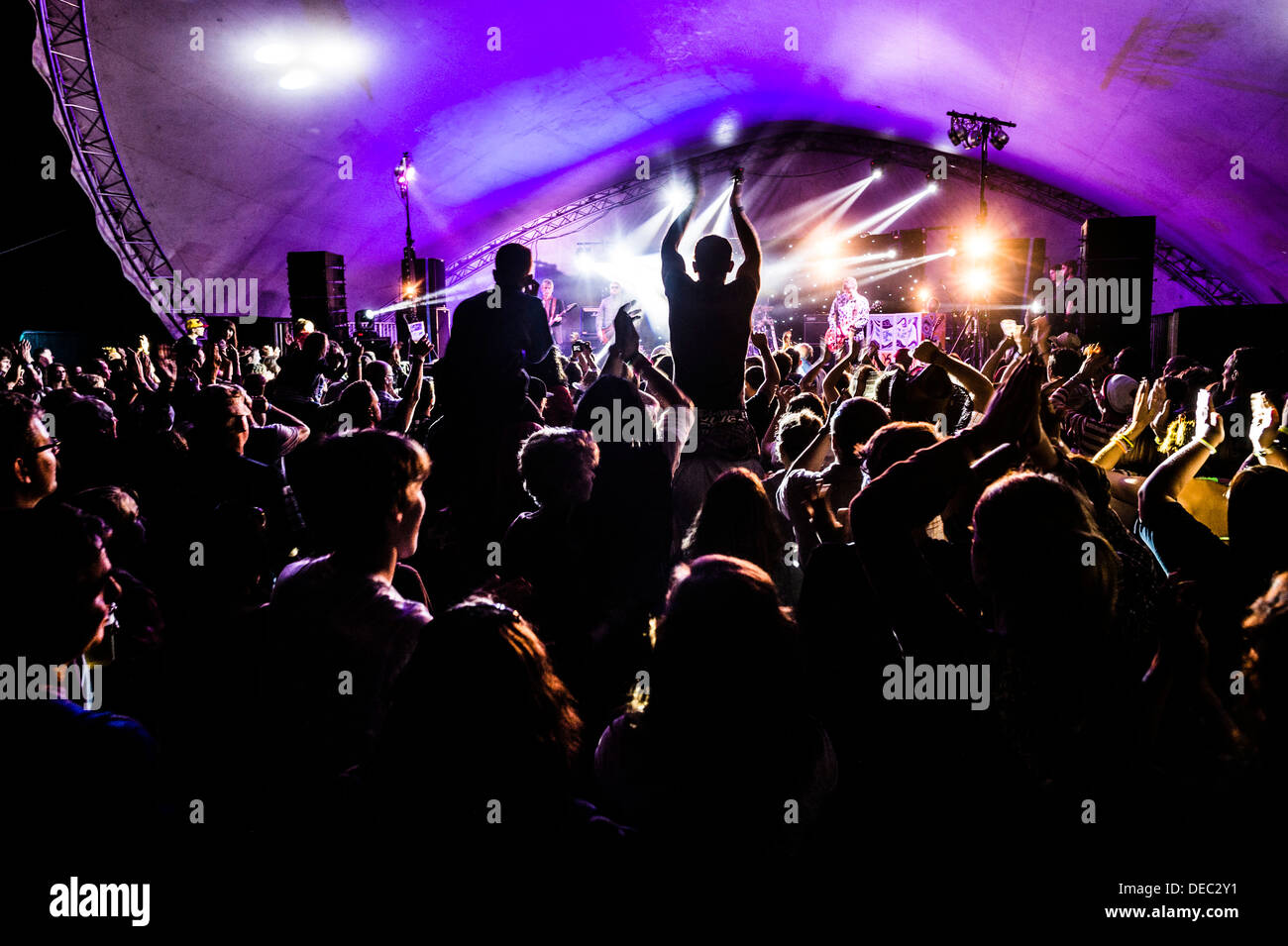 Massen von Menschen, die Musik auf dem großen Tribute Music Festival, August Bank Holiday Wochenende genießen Sommer Wales UK Stockfoto