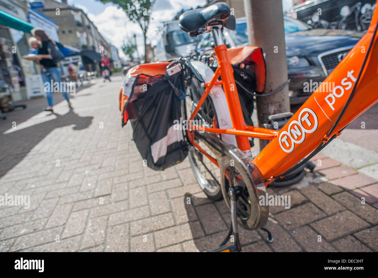 London, UK. 16. September 2013. Die Royal Mail-Flotation droht ebenso wie TNT Studien eine eigene Tür zu Tür service im Süden von London. Dies hat dazu geführt, das Erscheinungsbild der Briefträger mit markanten orangefarbenen Fahrräder der Marke TNT.  London, UK, 16. September 2013. Bildnachweis: Guy Bell/Alamy Live-Nachrichten Stockfoto