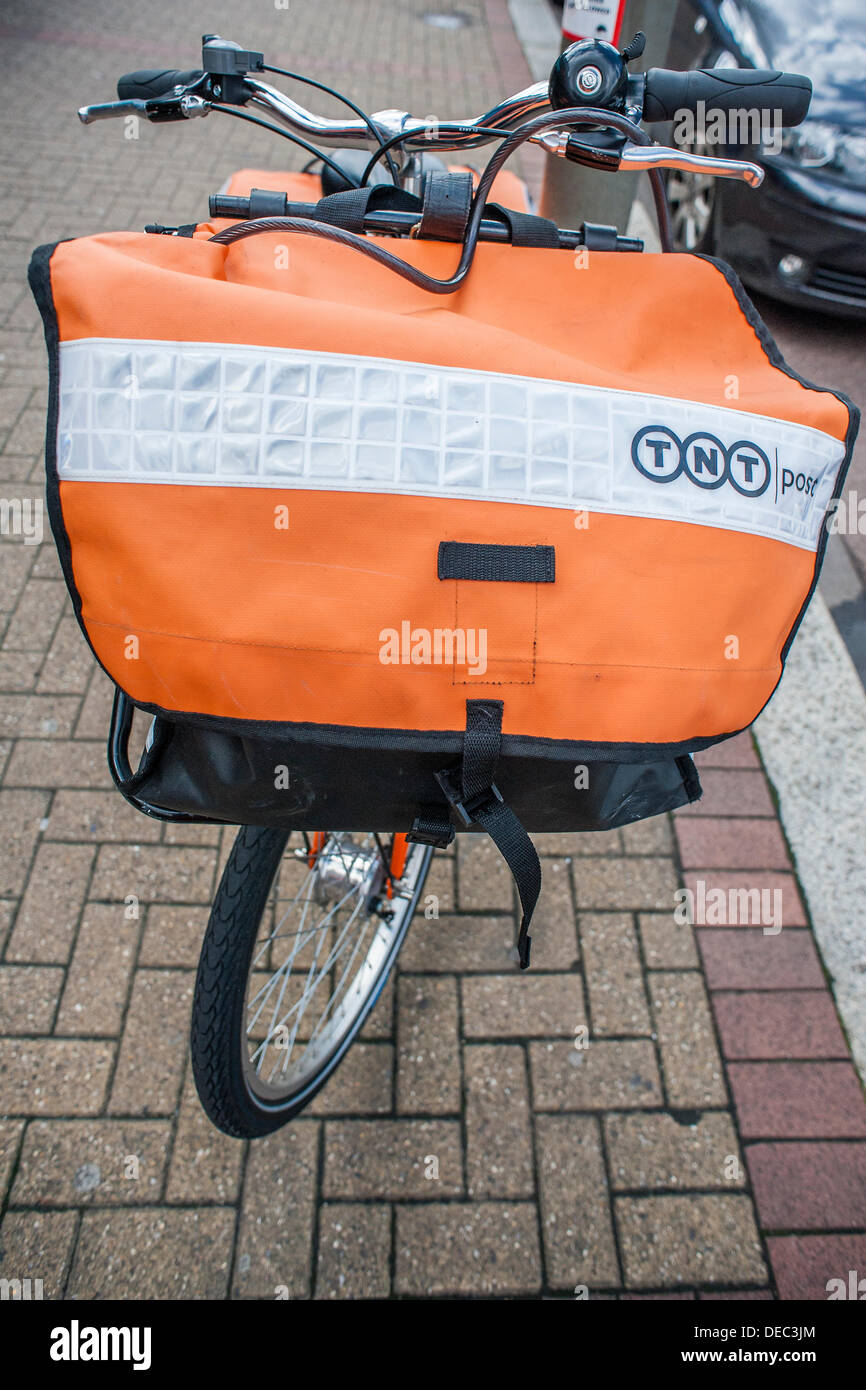 London, UK. 16. September 2013. Die Royal Mail-Flotation droht ebenso wie TNT Studien eine eigene Tür zu Tür service im Süden von London. Dies hat dazu geführt, das Erscheinungsbild der Briefträger mit markanten orangefarbenen Fahrräder der Marke TNT.  London, UK, 16. September 2013. Bildnachweis: Guy Bell/Alamy Live-Nachrichten Stockfoto