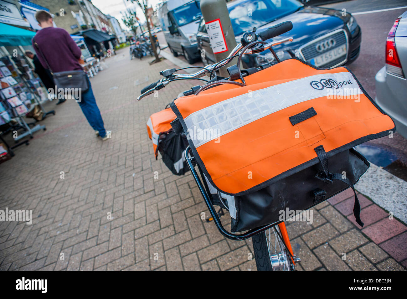 London, UK. 16. September 2013. Die Royal Mail-Flotation droht ebenso wie TNT Studien eine eigene Tür zu Tür service im Süden von London. Dies hat dazu geführt, das Erscheinungsbild der Briefträger mit markanten orangefarbenen Fahrräder der Marke TNT.  London, UK, 16. September 2013. Bildnachweis: Guy Bell/Alamy Live-Nachrichten Stockfoto