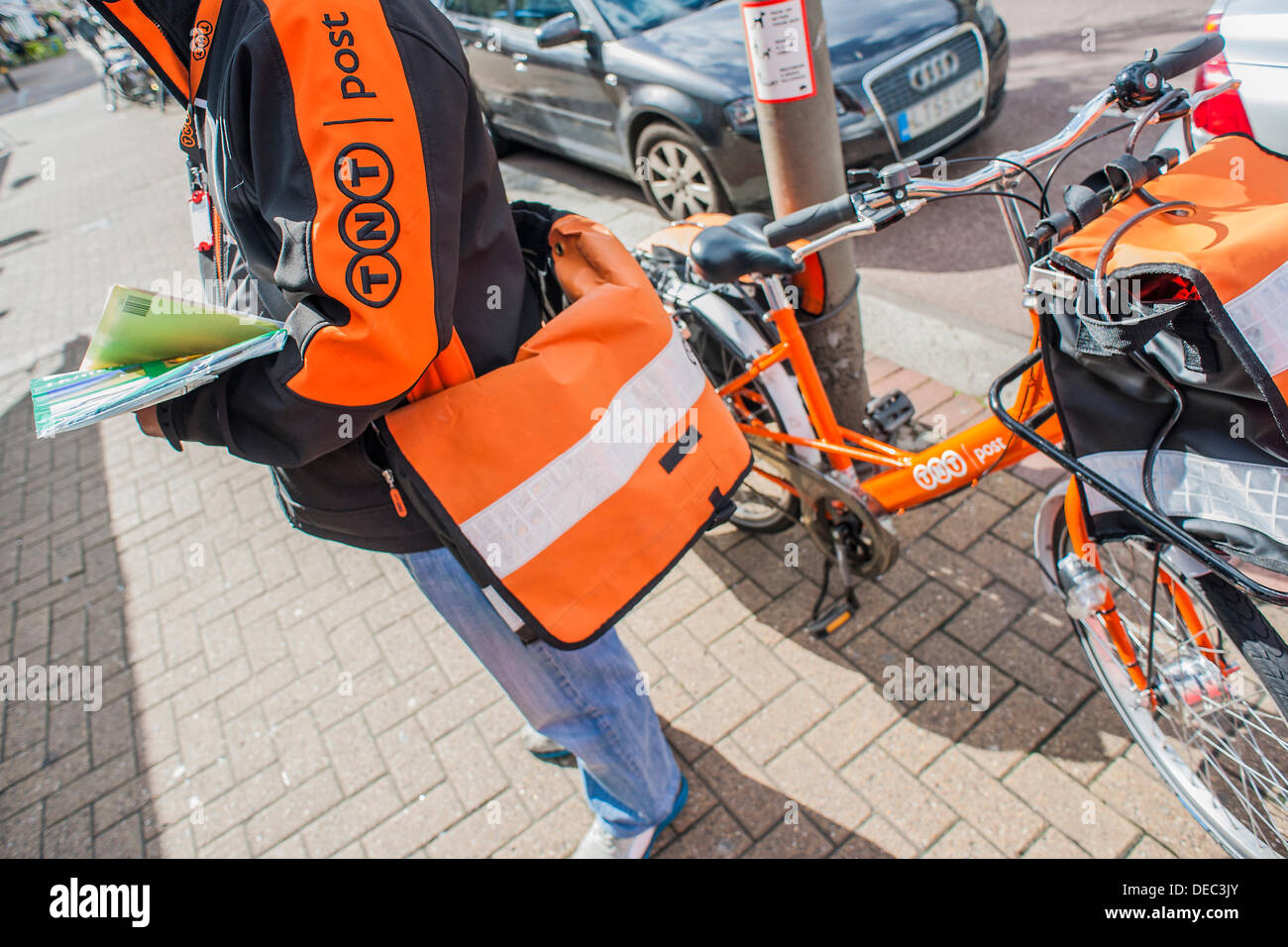 London, UK. 16. September 2013. Die Royal Mail-Flotation droht ebenso wie TNT Studien eine eigene Tür zu Tür service im Süden von London. Dies hat dazu geführt, das Erscheinungsbild der Briefträger mit markanten orangefarbenen Fahrräder der Marke TNT.  London, UK, 16. September 2013. Bildnachweis: Guy Bell/Alamy Live-Nachrichten Stockfoto