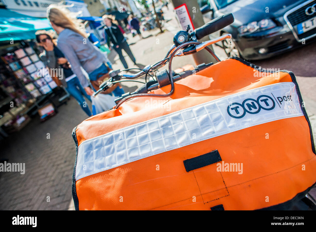 London, UK. 16. September 2013. Die Royal Mail-Flotation droht ebenso wie TNT Studien eine eigene Tür zu Tür service im Süden von London. Dies hat dazu geführt, das Erscheinungsbild der Briefträger mit markanten orangefarbenen Fahrräder der Marke TNT.  London, UK, 16. September 2013. Bildnachweis: Guy Bell/Alamy Live-Nachrichten Stockfoto