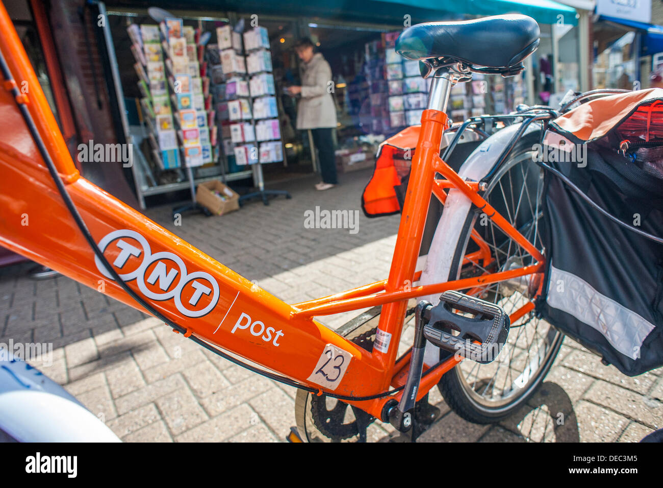 London, UK. 16. September 2013. Die Royal Mail-Flotation droht ebenso wie TNT Studien eine eigene Tür zu Tür service im Süden von London. Dies hat dazu geführt, das Erscheinungsbild der Briefträger mit markanten orangefarbenen Fahrräder der Marke TNT.  London, UK, 16. September 2013. Bildnachweis: Guy Bell/Alamy Live-Nachrichten Stockfoto
