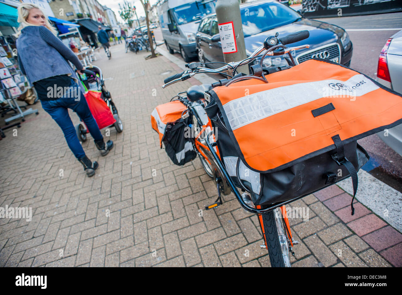 London, UK. 16. September 2013. Die Royal Mail-Flotation droht ebenso wie TNT Studien eine eigene Tür zu Tür service im Süden von London. Dies hat dazu geführt, das Erscheinungsbild der Briefträger mit markanten orangefarbenen Fahrräder der Marke TNT.  London, UK, 16. September 2013. Bildnachweis: Guy Bell/Alamy Live-Nachrichten Stockfoto